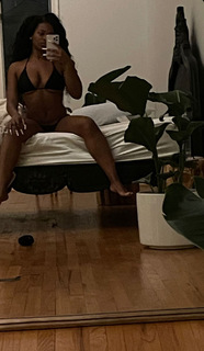 Ari Lennox feet photo 3