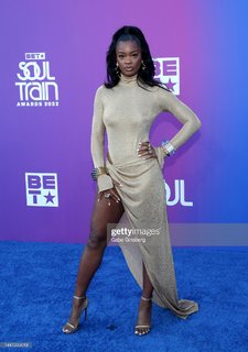 Ari Lennox feet photo 9