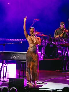 Ari Lennox feet photo 18