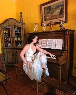 Ariadne Díaz feet photo thumbnail