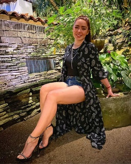 Ariadne Díaz feet photo thumbnail