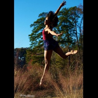 Ariana DeBose feet photo thumbnail
