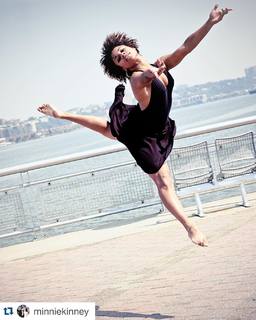 Ariana DeBose feet photo thumbnail