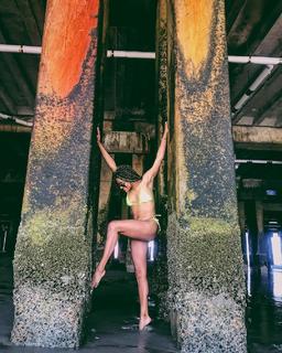 Ariana DeBose feet photo thumbnail