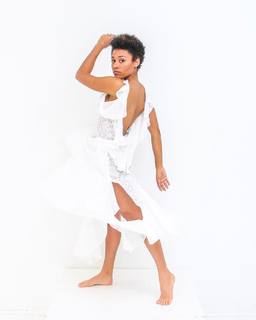 Ariana DeBose feet photo thumbnail