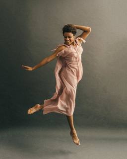 Ariana DeBose feet photo thumbnail