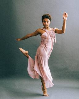 Ariana DeBose feet photo thumbnail