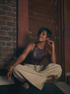 Ariana DeBose feet photo thumbnail