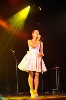 Ariana Grande feet photo thumbnail