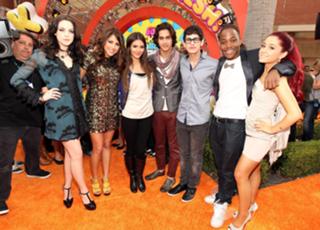 Ariana Grande feet photo thumbnail
