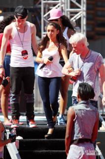 Ariana Grande feet photo thumbnail