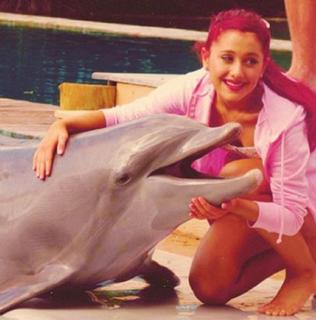 Ariana Grande feet photo thumbnail