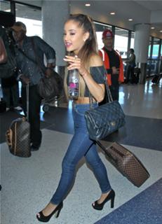 Ariana Grande feet photo thumbnail