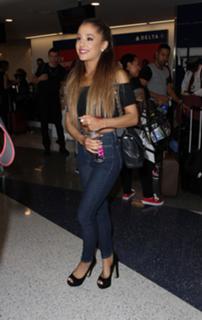 Ariana Grande feet photo thumbnail