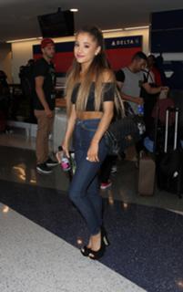 Ariana Grande feet photo thumbnail