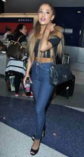 Ariana Grande feet photo thumbnail