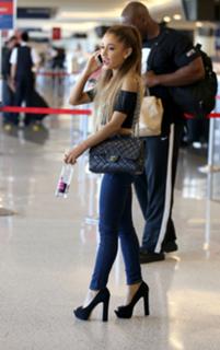 Ariana Grande feet photo thumbnail