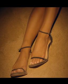 Ariana Grande feet photo thumbnail