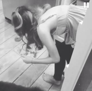 Ariana Grande feet photo thumbnail