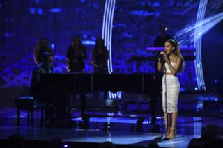 Ariana Grande feet photo thumbnail