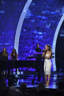 Ariana Grande feet photo thumbnail