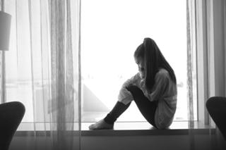 Ariana Grande feet photo thumbnail