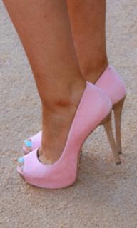Ariana Grande feet photo thumbnail