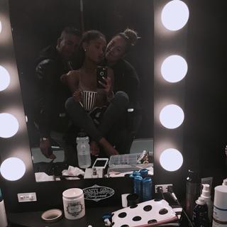 Ariana Grande feet photo thumbnail