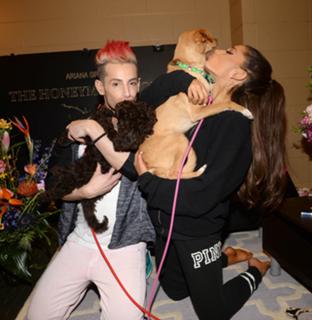 Ariana Grande feet photo thumbnail