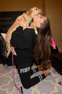 Ariana Grande feet photo thumbnail
