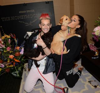 Ariana Grande feet photo thumbnail