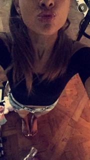 Ariana Grande feet photo thumbnail