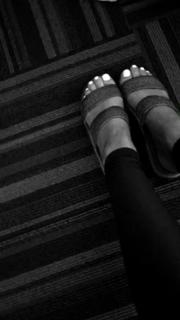 Ariana Grande feet photo thumbnail