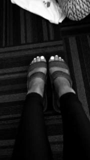 Ariana Grande feet photo thumbnail