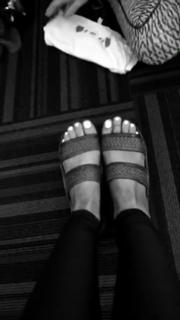 Ariana Grande feet photo thumbnail