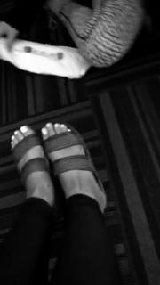Ariana Grande feet photo thumbnail