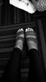 Ariana Grande feet photo thumbnail