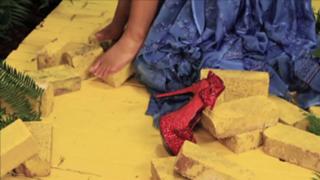 Ariana Grande feet photo thumbnail
