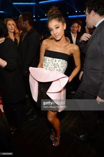Ariana Grande feet photo thumbnail