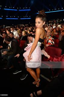 Ariana Grande feet photo thumbnail