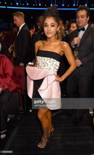 Ariana Grande feet photo thumbnail