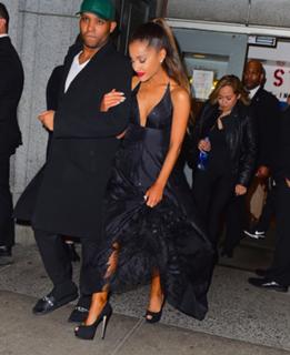 Ariana Grande feet photo thumbnail