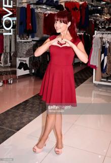 Ariana Grande feet photo thumbnail