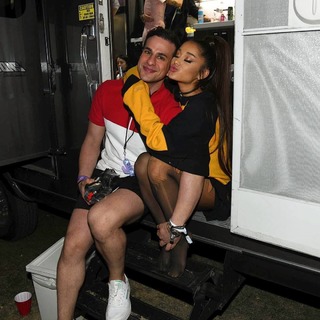 Ariana Grande feet photo thumbnail