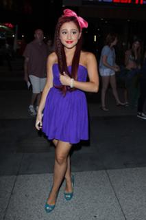 Ariana Grande feet photo thumbnail