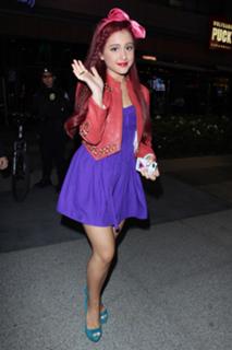Ariana Grande feet photo thumbnail