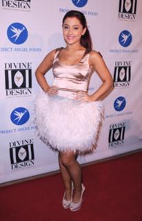 Ariana Grande feet photo thumbnail