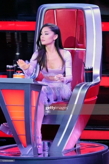 Ariana Grande feet photo thumbnail