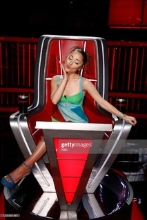 Ariana Grande feet photo thumbnail