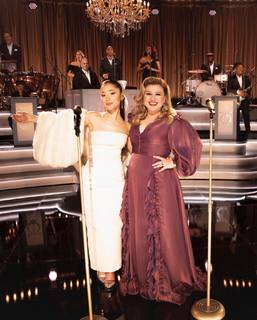Ariana Grande feet photo thumbnail